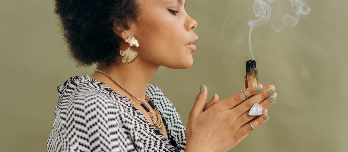 De helende kracht van Palo Santo alles wat je moet weten over het gebruik van dit ‘Heilige Hout’